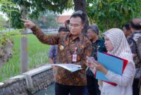Bupati Sragen Sigit Pamungkas menunjukkan lokasi bakal Sekolah Rakyat ke Tim Kementerian PU, di Kelurahan Karangtengah, Kamis (10/4/2025). Detik Indonesia/Suarabaru.id/Anind