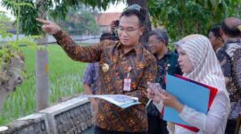 Bupati Sragen Sigit Pamungkas menunjukkan lokasi bakal Sekolah Rakyat ke Tim Kementerian PU, di Kelurahan Karangtengah, Kamis (10/4/2025). Detik Indonesia/Suarabaru.id/Anind