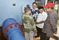 Rektor UMM Prof Nazaruddin mengunjungi PLTMH Sumber maron karya Kampus Putih bersama Bupati Malang dan Dirjen Riset dan Pengem bangan RI. (Detik Indonesia/Radar Malang/HUMAS UMM FOR RADAR MALANG)