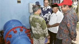 Rektor UMM Prof Nazaruddin mengunjungi PLTMH Sumber maron karya Kampus Putih bersama Bupati Malang dan Dirjen Riset dan Pengem bangan RI. (Detik Indonesia/Radar Malang/HUMAS UMM FOR RADAR MALANG)
