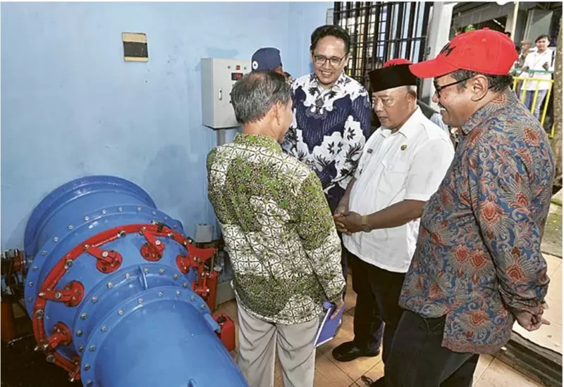 Rektor UMM Prof Nazaruddin mengunjungi PLTMH Sumber maron karya Kampus Putih bersama Bupati Malang dan Dirjen Riset dan Pengem bangan RI. (Detik Indonesia/Radar Malang/HUMAS UMM FOR RADAR MALANG)
