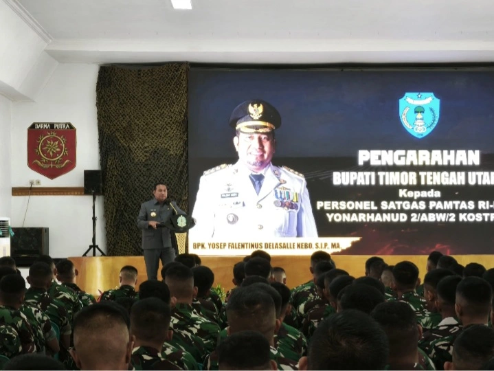 Bupati TTU Falent Kebo saat menanamkan nilai budaya kepada prajurit TNI (Detik Indonesia/Zonanusantara)