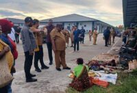 Sekretaris Daerah (Sekda) Papua Barat, Ali Baham Temongmere, membeli noken jualan mama-mama Papua di kantor gubernur Papua Tengah, Nabire, Selasa (15/4/2025). (Detik Indonesia/TribunPapuaBarat.com/Tarsisius)