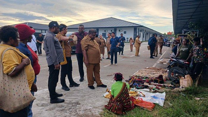 Sekretaris Daerah (Sekda) Papua Barat, Ali Baham Temongmere, membeli noken jualan mama-mama Papua di kantor gubernur Papua Tengah, Nabire, Selasa (15/4/2025). (Detik Indonesia/TribunPapuaBarat.com/Tarsisius)
