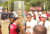 Gubernur NTT, Emanuel Melkiades Laka Lena didampingi oleh Wakil Bupati Ende, Dominikus Minggu Mere menyerahkan trofi piala bergilir turnamen sepakbola SMA Ndondo Cup, Minggu (13/04/25)Sumber : Endenews