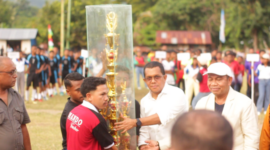 Gubernur NTT, Emanuel Melkiades Laka Lena didampingi oleh Wakil Bupati Ende, Dominikus Minggu Mere menyerahkan trofi piala bergilir turnamen sepakbola SMA Ndondo Cup, Minggu (13/04/25)Sumber : Endenews