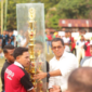 Gubernur NTT, Emanuel Melkiades Laka Lena didampingi oleh Wakil Bupati Ende, Dominikus Minggu Mere menyerahkan trofi piala bergilir turnamen sepakbola SMA Ndondo Cup, Minggu (13/04/25)Sumber : Endenews