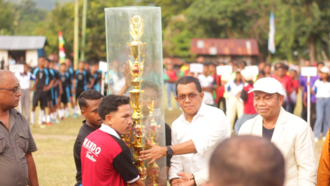 Gubernur NTT, Emanuel Melkiades Laka Lena didampingi oleh Wakil Bupati Ende, Dominikus Minggu Mere menyerahkan trofi piala bergilir turnamen sepakbola SMA Ndondo Cup, Minggu (13/04/25)Sumber : Endenews