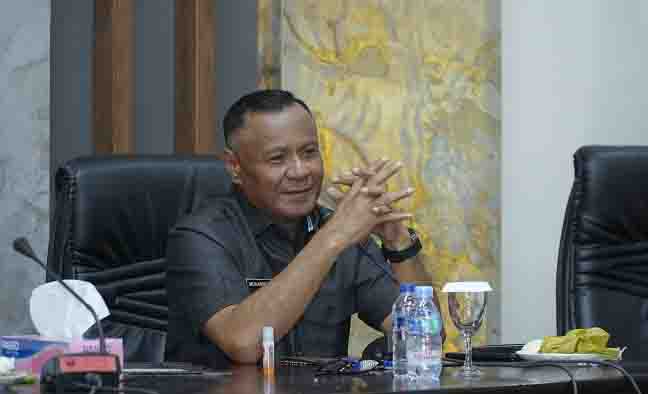 Walikota Tidore Kepulauan, Muhammad Sinen, SE memberikan arahan pada Rapat Persiapan keikutsertaan Kota Tidore pada Musyawarah Nasional (Munas) Ke-VII APEKSI Tahun 2025 di ruang rapat Walikota (FAJARMALUT)