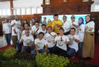 Bupati Sragen, Sigit Pamungkas Ditengah Para Alumni SMA Negeri 1 Sragen Dalam Acara Halal bi Halal Akbar (Kominfo Sragen)