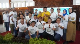 Bupati Sragen, Sigit Pamungkas Ditengah Para Alumni SMA Negeri 1 Sragen Dalam Acara Halal bi Halal Akbar (Kominfo Sragen)