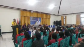 Gubernur NTT Melkiades Laka Lena saat tatap muka bersama para kepala SMA/SMK di Bajawa, Kabupaten Ngada, Kamis, 10 April 2025 (Belmin Radho/Ekora NTT)