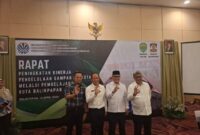 Gubernur Kalimantan Timur (Kaltim), Rudy Mas'ud (Paling kiri) bersama Menteri Lingkungan Hidup/Kepala Badan Pengendalian Lingkungan Hidup (KLH/BPLH), Hanif Faisol Nurofiq dan Wakil Wali Kota Balikpapan, H. Bagus Susetyo, usai Rapat Peningkatan Kinerja Pengelolaan Sampah Perkotaan Melalui Pembelajaran Kota Balikpapan, di Hotel Platinum Balikpapan.(Detik Indonesia/niken/Beritakaltim.co).