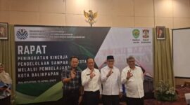 Gubernur Kalimantan Timur (Kaltim), Rudy Mas'ud (Paling kiri) bersama Menteri Lingkungan Hidup/Kepala Badan Pengendalian Lingkungan Hidup (KLH/BPLH), Hanif Faisol Nurofiq dan Wakil Wali Kota Balikpapan, H. Bagus Susetyo, usai Rapat Peningkatan Kinerja Pengelolaan Sampah Perkotaan Melalui Pembelajaran Kota Balikpapan, di Hotel Platinum Balikpapan.(Detik Indonesia/niken/Beritakaltim.co).
