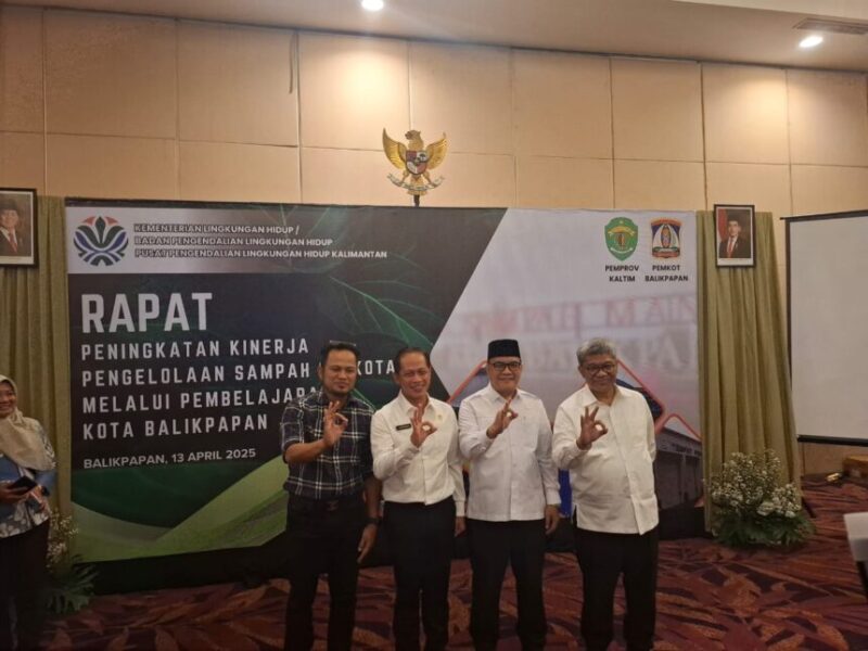 Gubernur Kalimantan Timur (Kaltim), Rudy Mas'ud (Paling kiri) bersama Menteri Lingkungan Hidup/Kepala Badan Pengendalian Lingkungan Hidup (KLH/BPLH), Hanif Faisol Nurofiq dan Wakil Wali Kota Balikpapan, H. Bagus Susetyo, usai Rapat Peningkatan Kinerja Pengelolaan Sampah Perkotaan Melalui Pembelajaran Kota Balikpapan, di Hotel Platinum Balikpapan.(Detik Indonesia/niken/Beritakaltim.co).