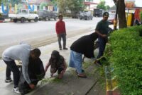Pemerintah Kecamatan Batulicin bersama beberapa pihak seperti pegawai kecamatan, Polsek, Kelurahan Batulicin, RT, dan sejumlah SKPD menggelar kegiatan Aksi Jumat Bersih, Jumat (18/04/2025) di sarana fasilitas publik seperti Taman Batulicin City, drainase, dan lainnya. Foto: MC Tanbu