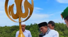 Bupati Maluku Tengah (Malteng), Zulkarnain Awat Amir Awat saat menghadiri acara Pemancangan Tiang Alif Masjid Al Kautsar, Kampung Baru di Negeri Haruru, Kecamatan Amahai. (Detik Indonesia/Berita Beta)