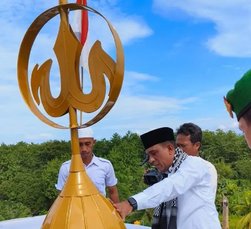 Bupati Maluku Tengah (Malteng), Zulkarnain Awat Amir Awat saat menghadiri acara Pemancangan Tiang Alif Masjid Al Kautsar, Kampung Baru di Negeri Haruru, Kecamatan Amahai. (Detik Indonesia/Berita Beta)