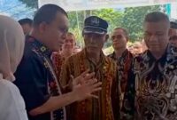 Gubernur Nusa Tenggara Timur, Melki Laka Lena saat meninjau pelaksanaan program cek kesehatan gratis di Puskesmas Detusoko, Jumat, (4/4/2025). (Foto: Tangkapan Layar IG Anak Ende Hits.)