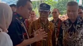Gubernur Nusa Tenggara Timur, Melki Laka Lena saat meninjau pelaksanaan program cek kesehatan gratis di Puskesmas Detusoko, Jumat, (4/4/2025). (Foto: Tangkapan Layar IG Anak Ende Hits.)