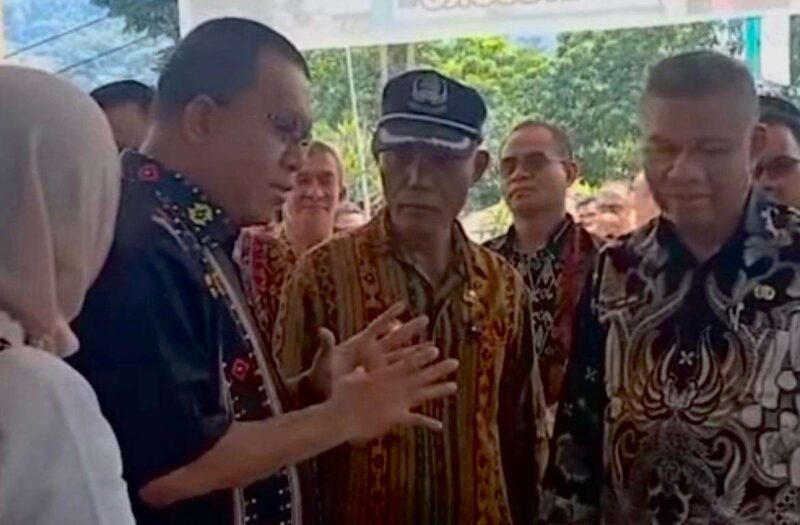 Gubernur Nusa Tenggara Timur, Melki Laka Lena saat meninjau pelaksanaan program cek kesehatan gratis di Puskesmas Detusoko, Jumat, (4/4/2025). (Foto: Tangkapan Layar IG Anak Ende Hits.)