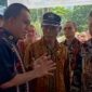 Gubernur Nusa Tenggara Timur, Melki Laka Lena saat meninjau pelaksanaan program cek kesehatan gratis di Puskesmas Detusoko, Jumat, (4/4/2025). (Foto: Tangkapan Layar IG Anak Ende Hits.)