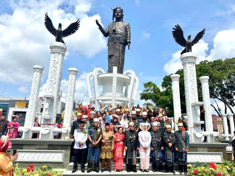 Wakil Bupati Bengkalis Bagus Santoso diundang mengikuti peresmian monumen tugu Raja Sang Naualuh Damanik di Kota pematang Siantar.(Foto Diskominfotik Bengkalis).