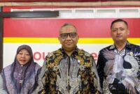 Direktur LPPOM MUI Jabar, Ferika Aryanti - Wakil Kepala BPJPH, Afriansyah Noor - Kepala Bidang Urusan Agama Islam Satgas Halal Jawa Barat, Ohan Burhan saat melakukan kunjungan ke rumah produksi Ina Cookies di Cimenyan, Kabupaten Bandung, Selasa (23/4/202) malam. TRIBUNJABAR.ID /NAPPISAH. (DETIKINDONESIA/nappisah/tribunjabar)