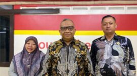Direktur LPPOM MUI Jabar, Ferika Aryanti - Wakil Kepala BPJPH, Afriansyah Noor - Kepala Bidang Urusan Agama Islam Satgas Halal Jawa Barat, Ohan Burhan saat melakukan kunjungan ke rumah produksi Ina Cookies di Cimenyan, Kabupaten Bandung, Selasa (23/4/202) malam. TRIBUNJABAR.ID /NAPPISAH. (DETIKINDONESIA/nappisah/tribunjabar)