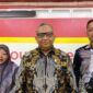 Direktur LPPOM MUI Jabar, Ferika Aryanti - Wakil Kepala BPJPH, Afriansyah Noor - Kepala Bidang Urusan Agama Islam Satgas Halal Jawa Barat, Ohan Burhan saat melakukan kunjungan ke rumah produksi Ina Cookies di Cimenyan, Kabupaten Bandung, Selasa (23/4/202) malam. TRIBUNJABAR.ID /NAPPISAH. (DETIKINDONESIA/nappisah/tribunjabar)