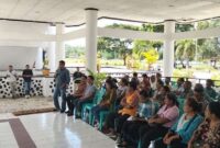 Penjahit pakaian yakni Rodiques Usfunan, saat menyampaikan usulan ketika mereka beraudiensi dengan Bupati TTU di lobi kantor Bupati pada Jumat (11/4/2025).(Detik Indonesia/RRI/Stef Kosat). 