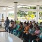 Penjahit pakaian yakni Rodiques Usfunan, saat menyampaikan usulan ketika mereka beraudiensi dengan Bupati TTU di lobi kantor Bupati pada Jumat (11/4/2025).(Detik Indonesia/RRI/Stef Kosat). 