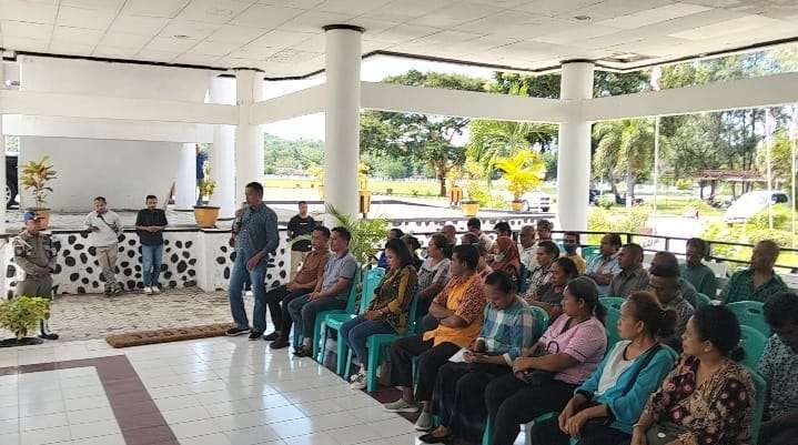 Penjahit pakaian yakni Rodiques Usfunan, saat menyampaikan usulan ketika mereka beraudiensi dengan Bupati TTU di lobi kantor Bupati pada Jumat (11/4/2025).(Detik Indonesia/RRI/Stef Kosat). 