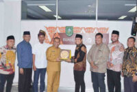 Wakil Bupati Bengkalis H. Bagus Santoso didampingi Sekretaris Daerah Bengkalis Ersan Saputra TH menyambut Kunjungan Kerja (Kunker) Ketua Komisi I DPRD Provinsi Riau Nur Azmi Hasyim dan rombongan di ruang Hang Tuah lantai II Kantor Bupati Bengkalis, Selasa (22/4/2025). (Detik Indonesia/GoRiau)
