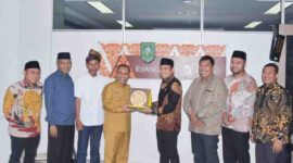 Wakil Bupati Bengkalis H. Bagus Santoso didampingi Sekretaris Daerah Bengkalis Ersan Saputra TH menyambut Kunjungan Kerja (Kunker) Ketua Komisi I DPRD Provinsi Riau Nur Azmi Hasyim dan rombongan di ruang Hang Tuah lantai II Kantor Bupati Bengkalis, Selasa (22/4/2025). (Detik Indonesia/GoRiau)