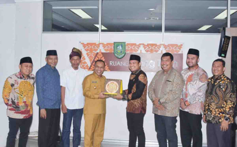 Wakil Bupati Bengkalis H. Bagus Santoso didampingi Sekretaris Daerah Bengkalis Ersan Saputra TH menyambut Kunjungan Kerja (Kunker) Ketua Komisi I DPRD Provinsi Riau Nur Azmi Hasyim dan rombongan di ruang Hang Tuah lantai II Kantor Bupati Bengkalis, Selasa (22/4/2025). (Detik Indonesia/GoRiau)