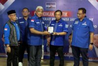 Sekjen DPP Partai Demokrat, Herman Khaeron memberikan plakat kepada Ketua DPC Partai Demokrat Kabupaten Bandung, Saeful Bachri. (Detik Indonesia/Didi Mainaki / RRI Bandung)