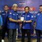 Sekjen DPP Partai Demokrat, Herman Khaeron memberikan plakat kepada Ketua DPC Partai Demokrat Kabupaten Bandung, Saeful Bachri. (Detik Indonesia/Didi Mainaki / RRI Bandung)