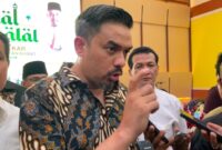 Ketua DPD Partai Golkar Kalimantan Barat, Maman Abdurrahman, memberikan pernyataan tegas kepada awak media usai acara Halalbihalal Partai Golkar Kalbar di Pontianak, Minggu (13/4/2025). Dalam sambutannya, Maman mengingatkan seluruh kader dan pemangku kepentingan untuk menjaga kondusivitas menjelang Musda Golkar Kalbar. (Detik Indonesia/RRI/Agil)