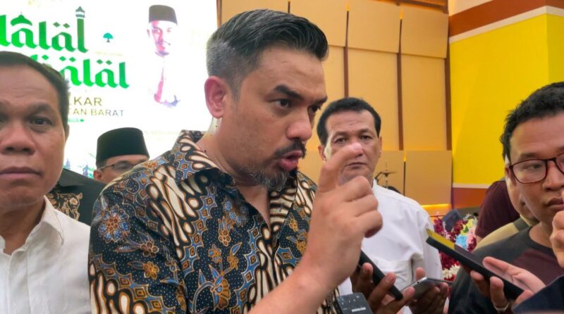 Ketua DPD Partai Golkar Kalimantan Barat, Maman Abdurrahman, memberikan pernyataan tegas kepada awak media usai acara Halalbihalal Partai Golkar Kalbar di Pontianak, Minggu (13/4/2025). Dalam sambutannya, Maman mengingatkan seluruh kader dan pemangku kepentingan untuk menjaga kondusivitas menjelang Musda Golkar Kalbar. (Detik Indonesia/RRI/Agil)