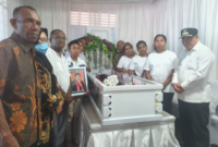 Bupati Fakfak, Samaun Dahlan melayat ke Almh Pdt. Elisabet Petersina Bahba. Minggu, 13 April 2025 kemarin. terlihat foto bersama Keluarga besar Almh. foto ; rustam rettob/mataradarindonesia.com/Detik Indonesia