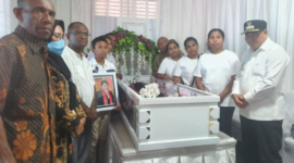 Bupati Fakfak, Samaun Dahlan melayat ke Almh Pdt. Elisabet Petersina Bahba. Minggu, 13 April 2025 kemarin. terlihat foto bersama Keluarga besar Almh. foto ; rustam rettob/mataradarindonesia.com/Detik Indonesia