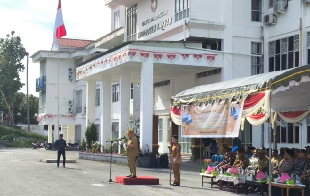 Bupati Samaun Dahlan saat mengarahkan PNS (Detik Indonesia/Embaranmedia/Arya Sanaky)