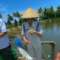 Gubernur Sherly Laos saat melihat tambak ikan. Gambar tangkap layar dari Instagram.com/@s_tjo. 