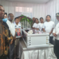 Bupati Fakfak, Samaun Dahlan melayat ke Almh Pdt. Elisabet Petersina Bahba. Minggu, 13 April 2025 kemarin. terlihat foto bersama Keluarga besar Almh. foto ; rustam rettob/mataradarindonesia.com/Detik Indonesia