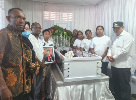 Bupati Fakfak, Samaun Dahlan melayat ke Almh Pdt. Elisabet Petersina Bahba. Minggu, 13 April 2025 kemarin. terlihat foto bersama Keluarga besar Almh. foto ; rustam rettob/mataradarindonesia.com/Detik Indonesia