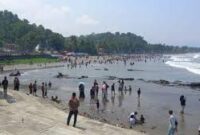 Pantai Karanghawu yang ramai oleh pengunjung (Istimewa)