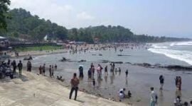 Pantai Karanghawu yang ramai oleh pengunjung (Istimewa)