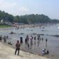 Pantai Karanghawu yang ramai oleh pengunjung (Istimewa)