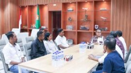 Gubernur NTT Emanuel Melkiades Laka Lena, menerima audiensi dari Ikatan Keluarga Kabupaten Ende Flores (IKKEF) di Kota Kupang, Kamis (24/4/2025). (Detik Indonesia/RRI/ Biro Administrasi Pimpinan Setda Prov.NTT)